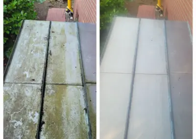 Vorher-Nachher-Vergleich einer professionellen Glasreinigung an einer Terrassenüberdachung. Links starke Verschmutzungen und Grünbeläge auf den Glasflächen, rechts das gereinigte Ergebnis nach der Reinigung.