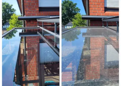 Vorher-Nachher-Vergleich einer professionellen Glasreinigung an einer Terrassenüberdachung. Links saubere Glasflächen nach der Reinigung, rechts starke Verschmutzungen durch Staub, Pollen und Witterungseinflüsse.